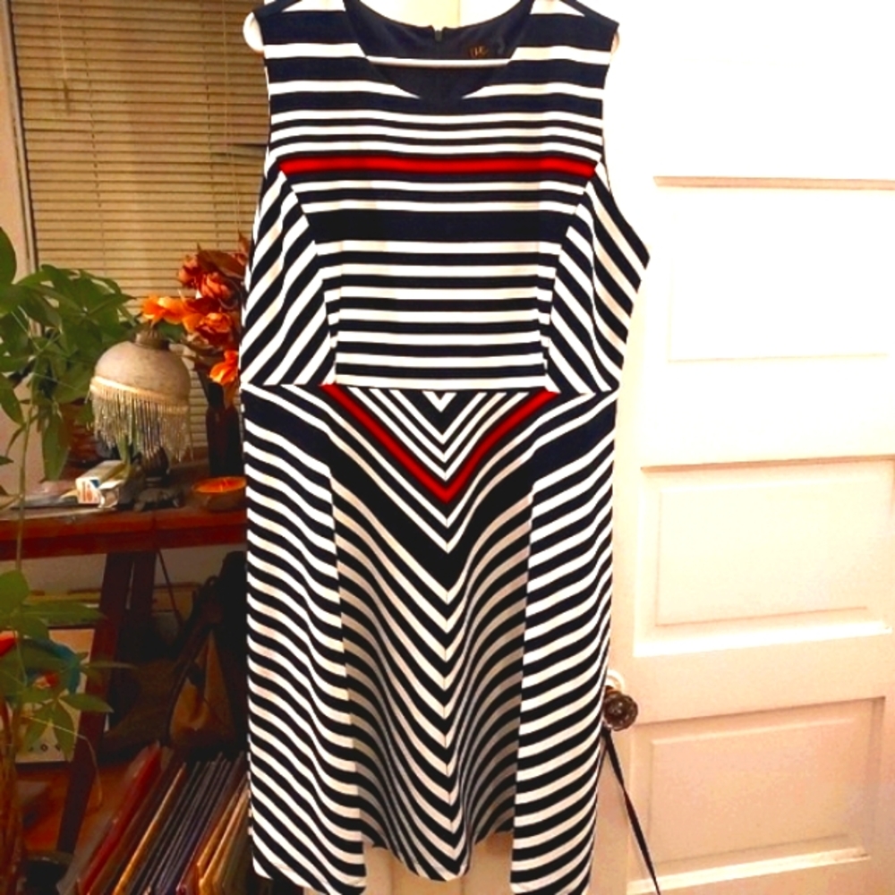 ILE NY Size 16 Sleeveless Striped  Pattern Dress